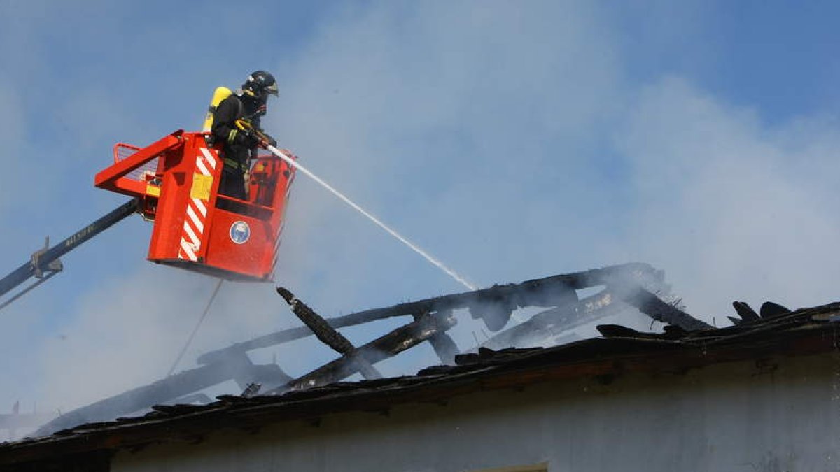 Un bombero de Ponferrada en un incidente en la comarca. ANA F. BARREDO