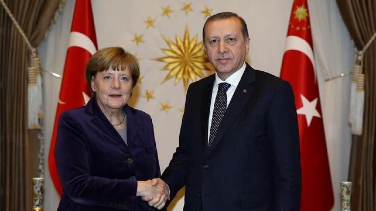 Merkel estrecha la mano del presidente turco, Recep Tayyip Erdogan, en Ankara, este lunes.