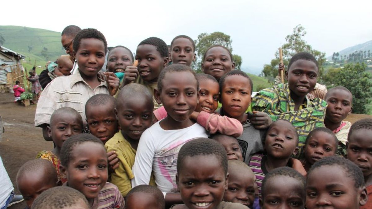 Un grupo de niños congoleños que han huido de la guerra que asola el país.
