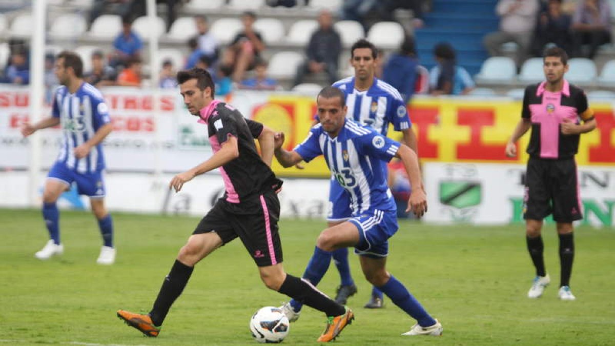 Yuri pugna por el balón durante un lance del partido de ida disputado en El Toralín.