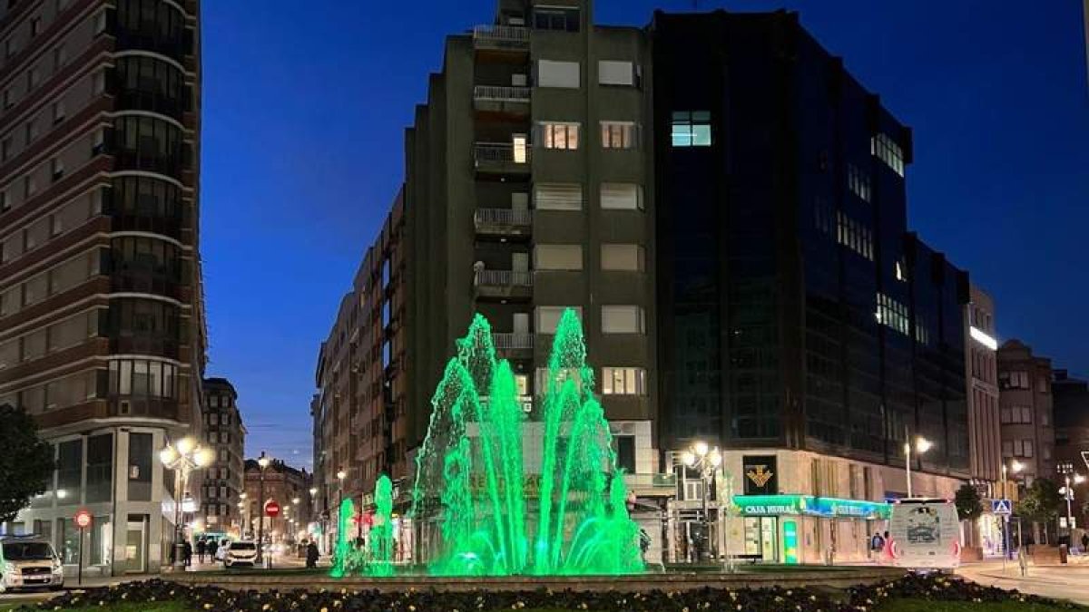 La fuente de la plaza de Lazúrtegui iluminada en la noche del pasado lunes. CRIS PAZOS
