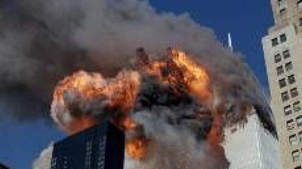 Humo, llamas y escombros brotaron de las Torres Gemelas tras el atentado terrorista