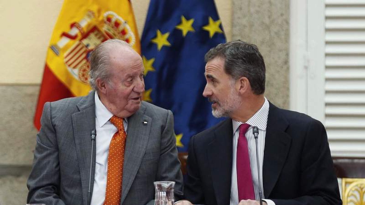 El rey, Felipe VI, departe con su padre, el rey emérito Juan Carlos. PACO CAMPOS