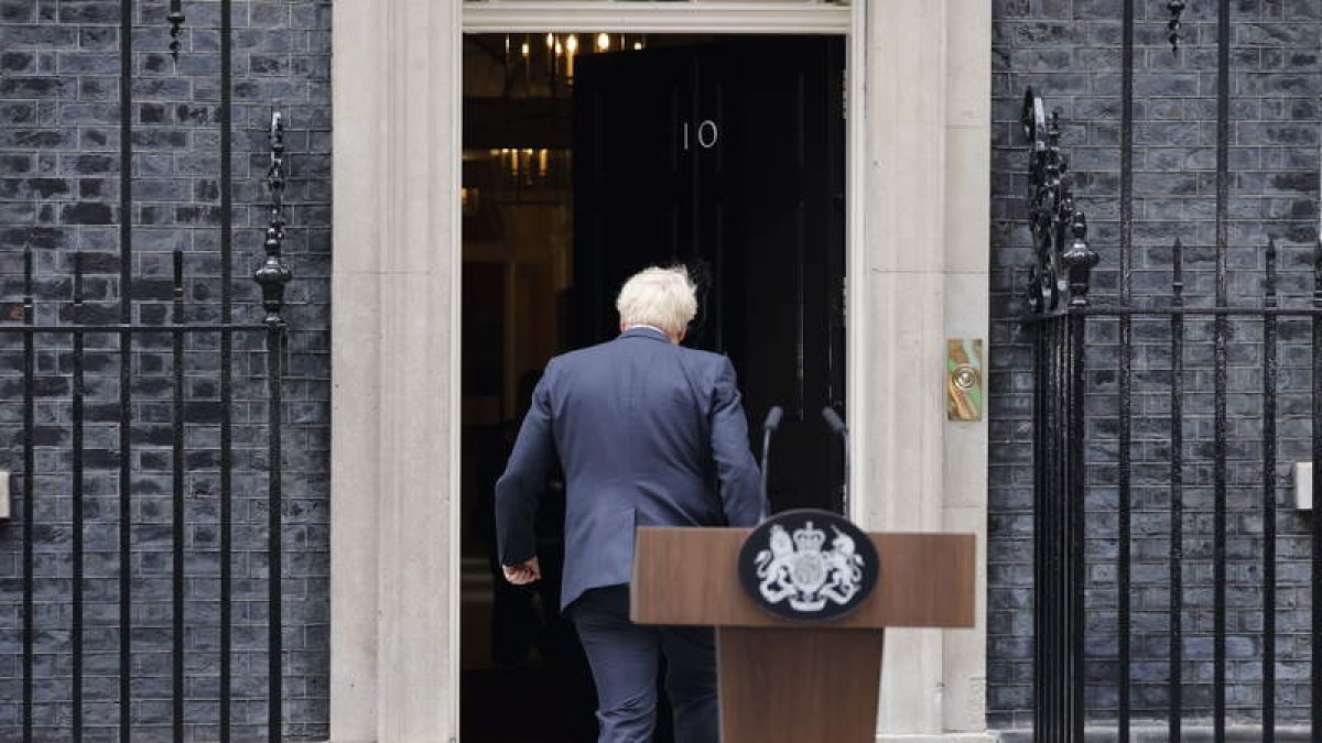 Boris Johnson en el 10 de Downing Street tras anunciar el jueves que dimitía. TOLGA AKMEN