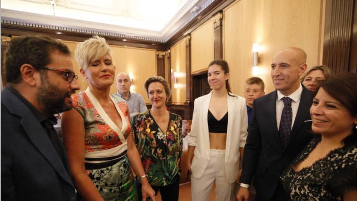 José Antonio Díez con su mujer, sus hijos, sus hermanos y los socialistas Adriana Lastra e Ibán García del Blanco