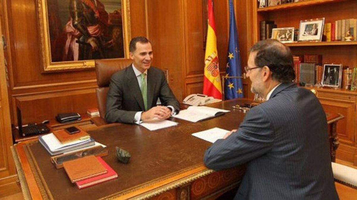 El Rey mantiene su primer despacho como Jefe del Estado con el presidente del Gobierno, Mariano Rajoy.