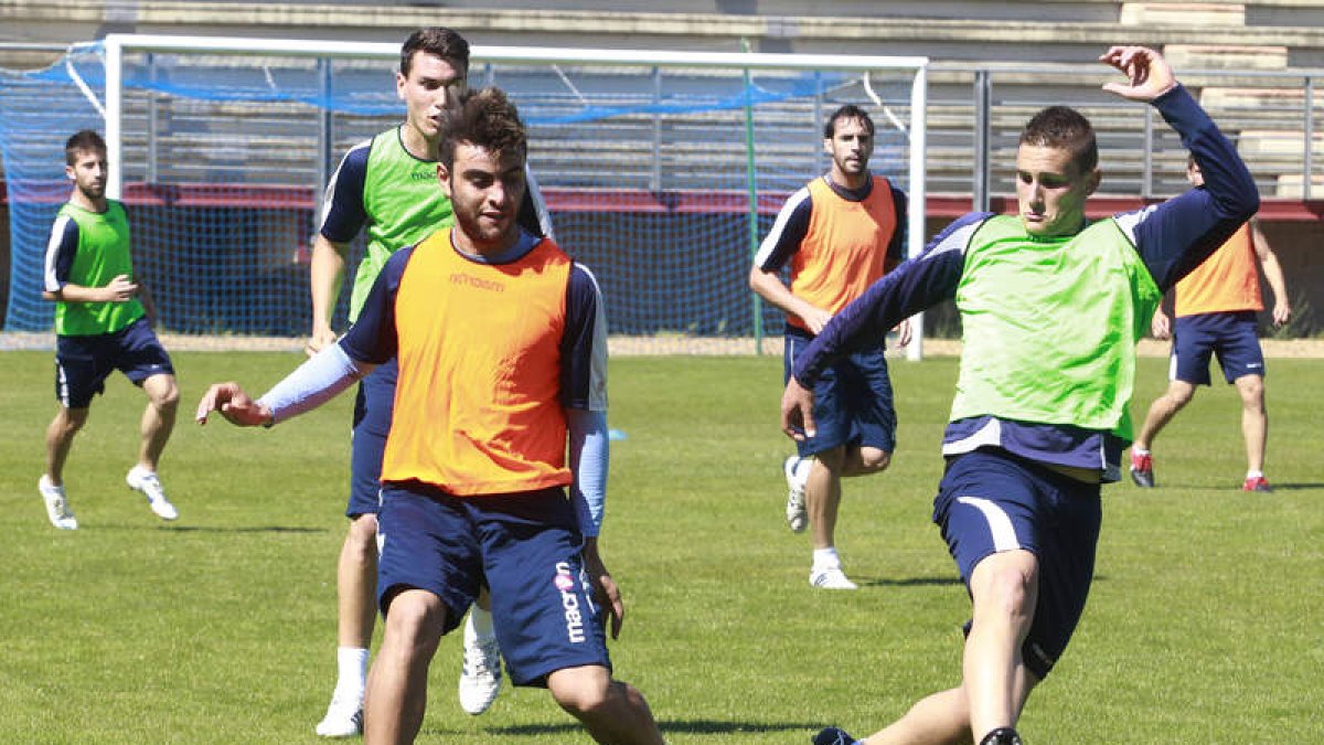 La plantilla de la Cultural prepara el partido ante el Racing B.