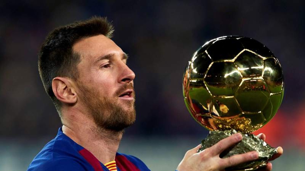 Leo Messi es, hasta la fecha, el último jugador en levantar el Balón de Oro. A. GARCÍA