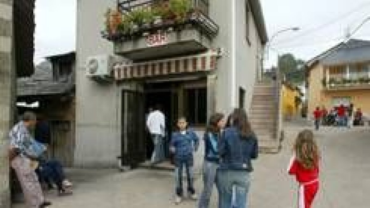 Los niños fueron invitados a piruletas por el propietario del bar
