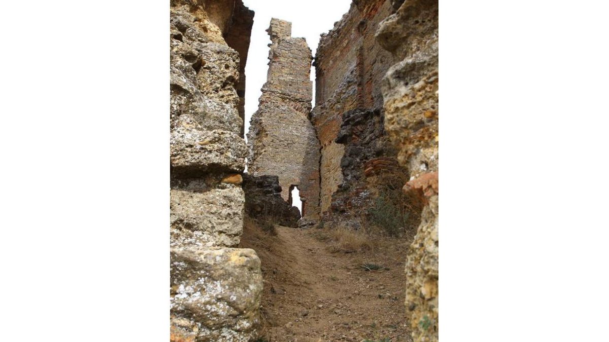 Arriba, vista de la preocupante separación de los muros antes del comienzo de las obras. Abajo, dos aspectos de unos trabajos que persiguen «garantizar la estabilidad del monumento».