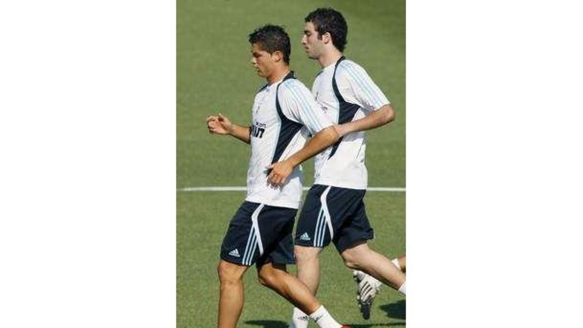 Cristiano Ronaldo entrena junto a su compañero Higuaín.