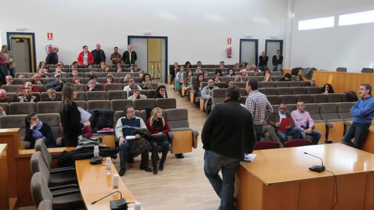 Alrededor de un centenar de trabajadores municipales acudieron a la asamblea.