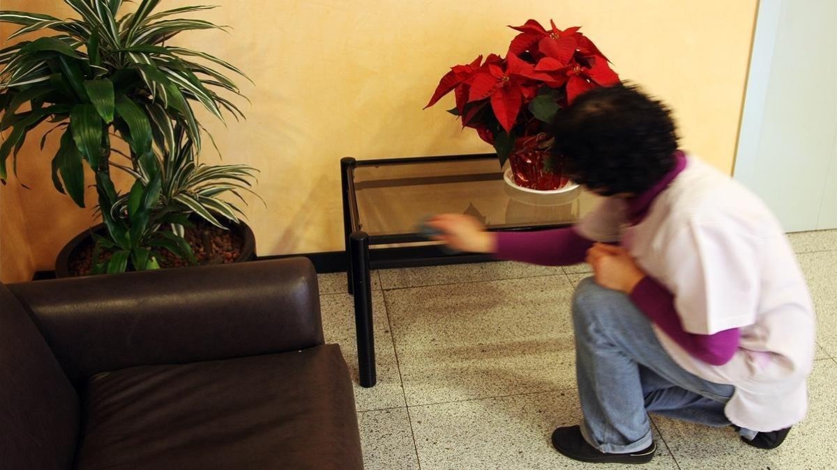 Una empleada del hogar trabajando en un servicio.