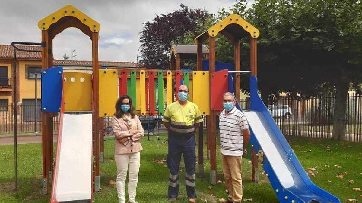 La alcaldesa junto al nuevo aparato del parque infantil. DL