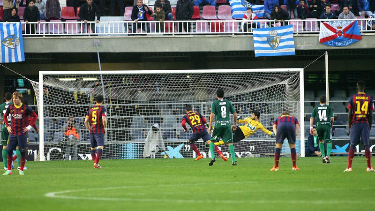 Sandro engañó a Santamaría en el lanzamiento desde el punto de penalti que, en el último minuto del partido, sirvió para dejar los tres puntos en el Miniestadi y enviar a la Deportiva a puestos de descenso.