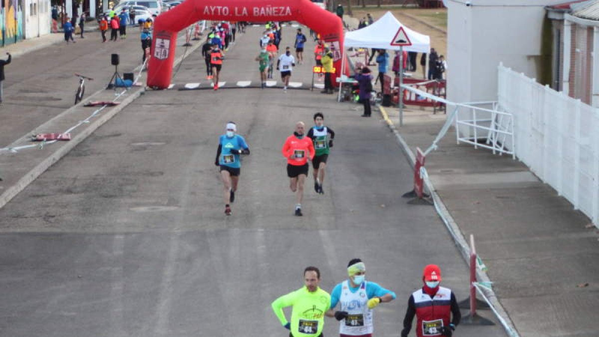 La San Silvestre de La Bañeza reunió en la línea de salida a 150 participantes. RAÚL QUIÑONES TURRADO