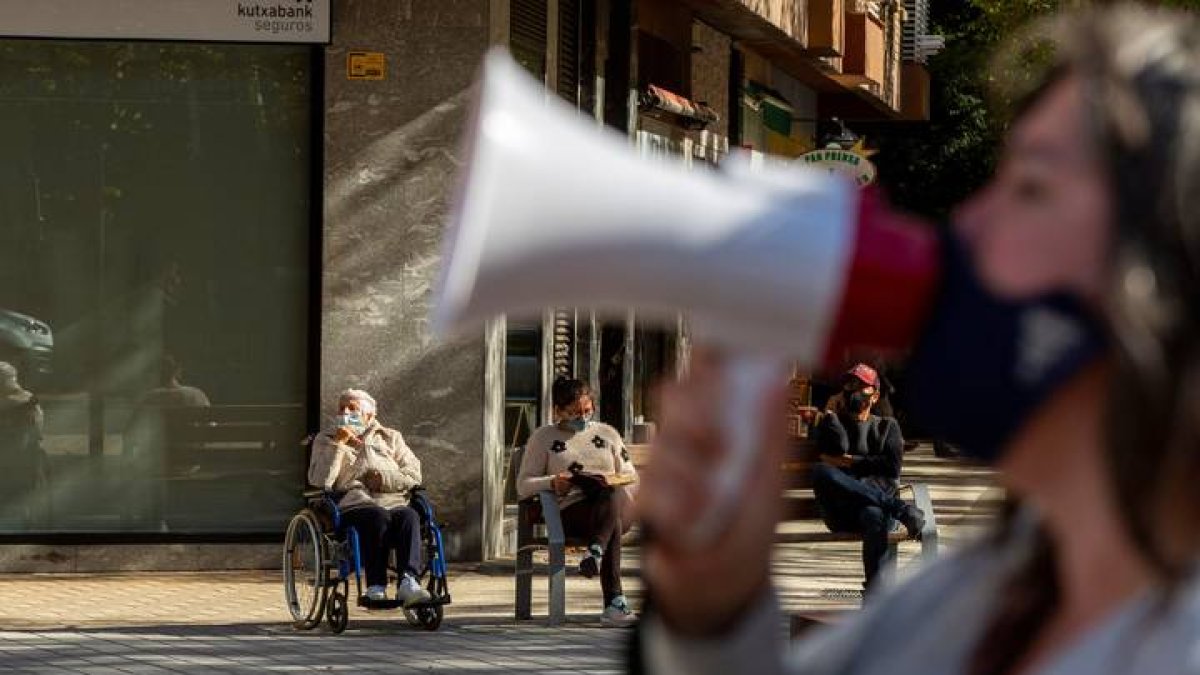 manifestación para reivindicar una mejora de las pensiones y unos cuidados dignos para las personas mayores en Vitoria. DAVID AGUILAR