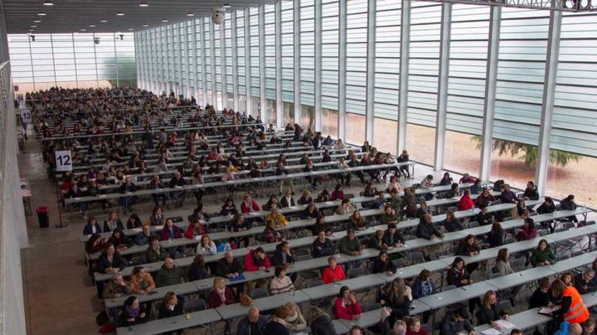 Más de siete mil personas realizan en Zamora el examen de oposición para aspirar a una de las 208 plazas de operario de servicios sanitarios de la Junta de Castilla y León. MIRIAM A. MONTESINOS
