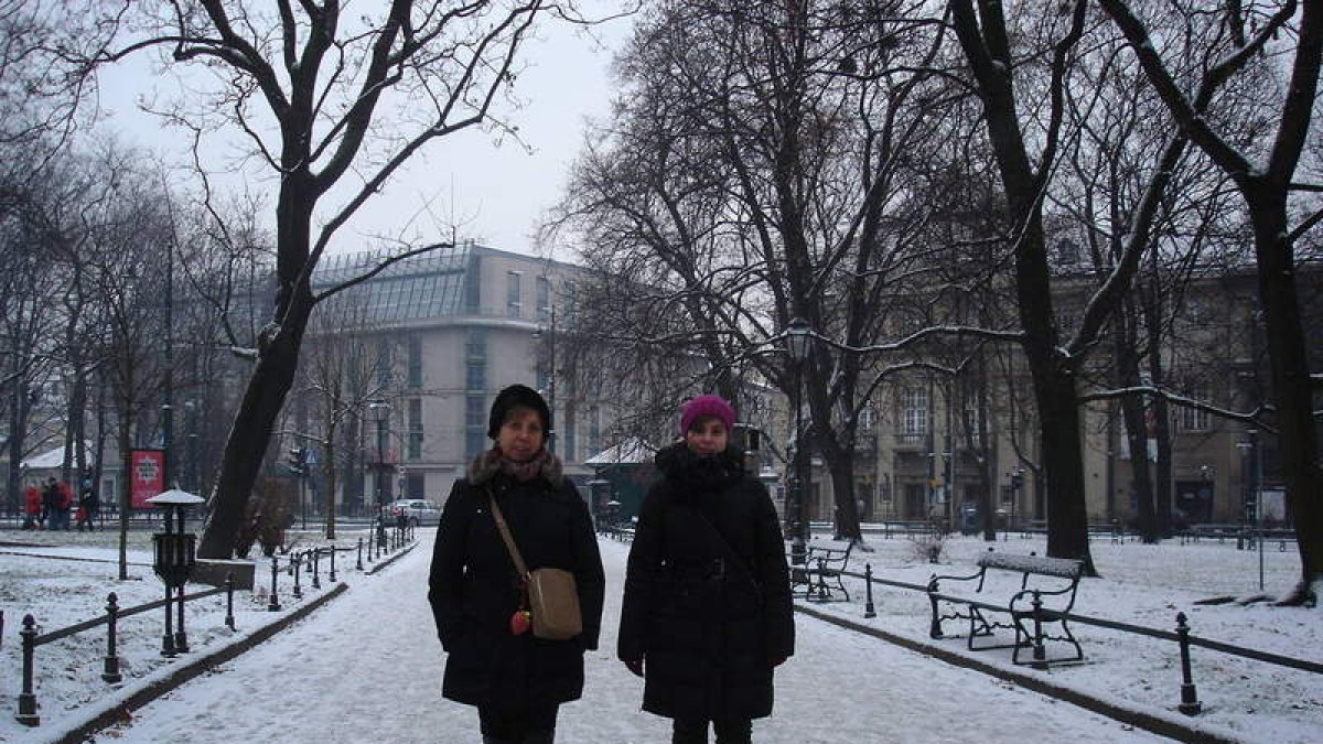 Teresa Sevillano, junto a una amiga, pasea en invierno por la ciudad de Cracovia.