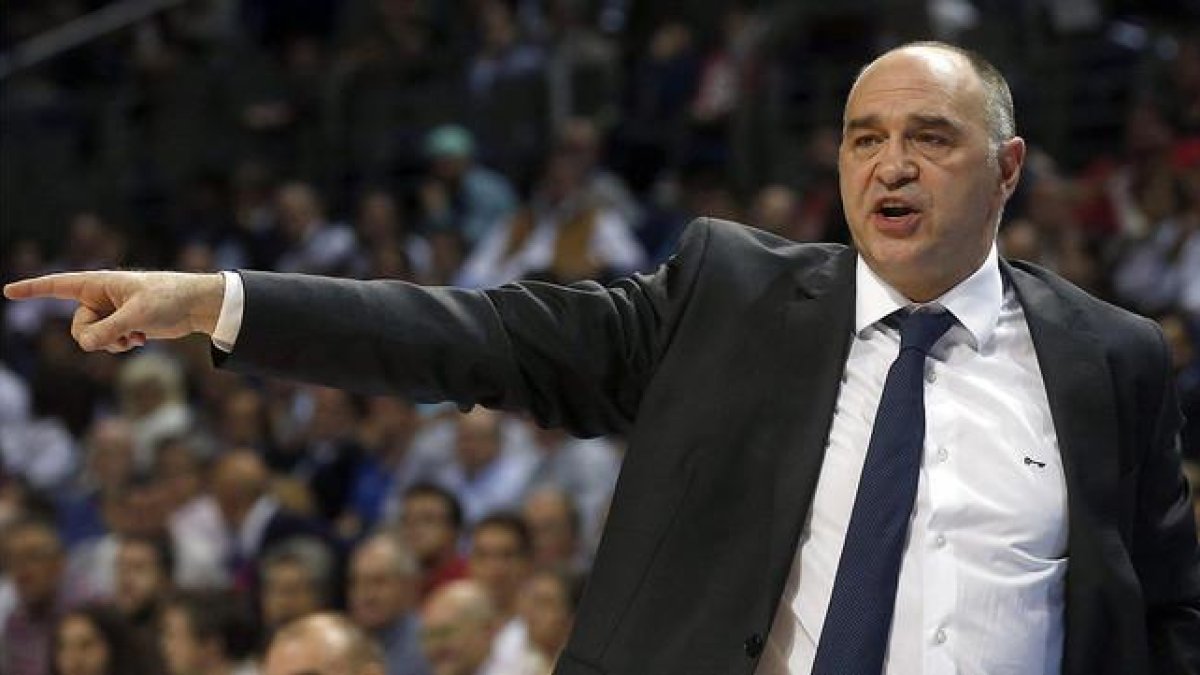 Pablo Laso dirige a sus jugadores durante un partido en Madrid.