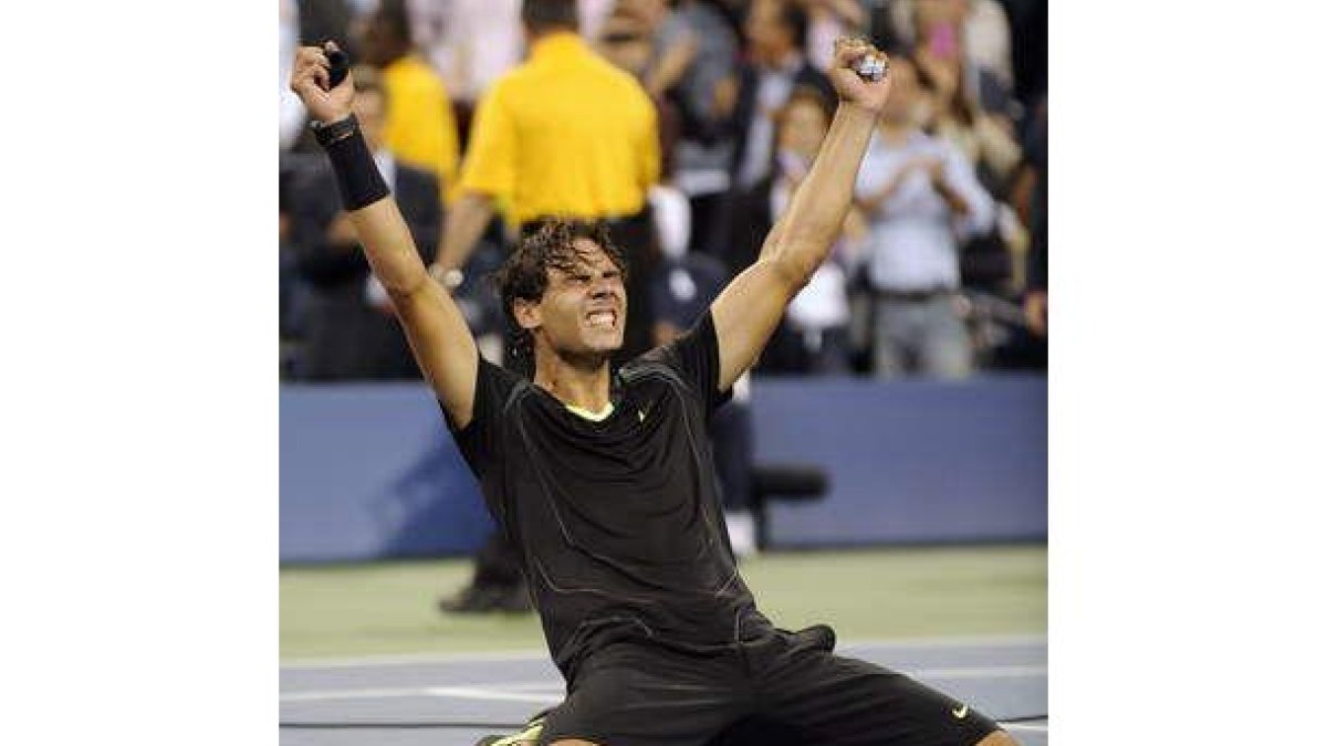 Rafa Nadal celebra arrodillado sobre la pista de Flushing Meadows su incontestable triunfo en el US