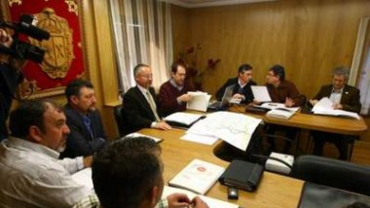 Los miembros de la Comision de Minas se reunieron ayer en el salón de plenos de Páramo del Sil