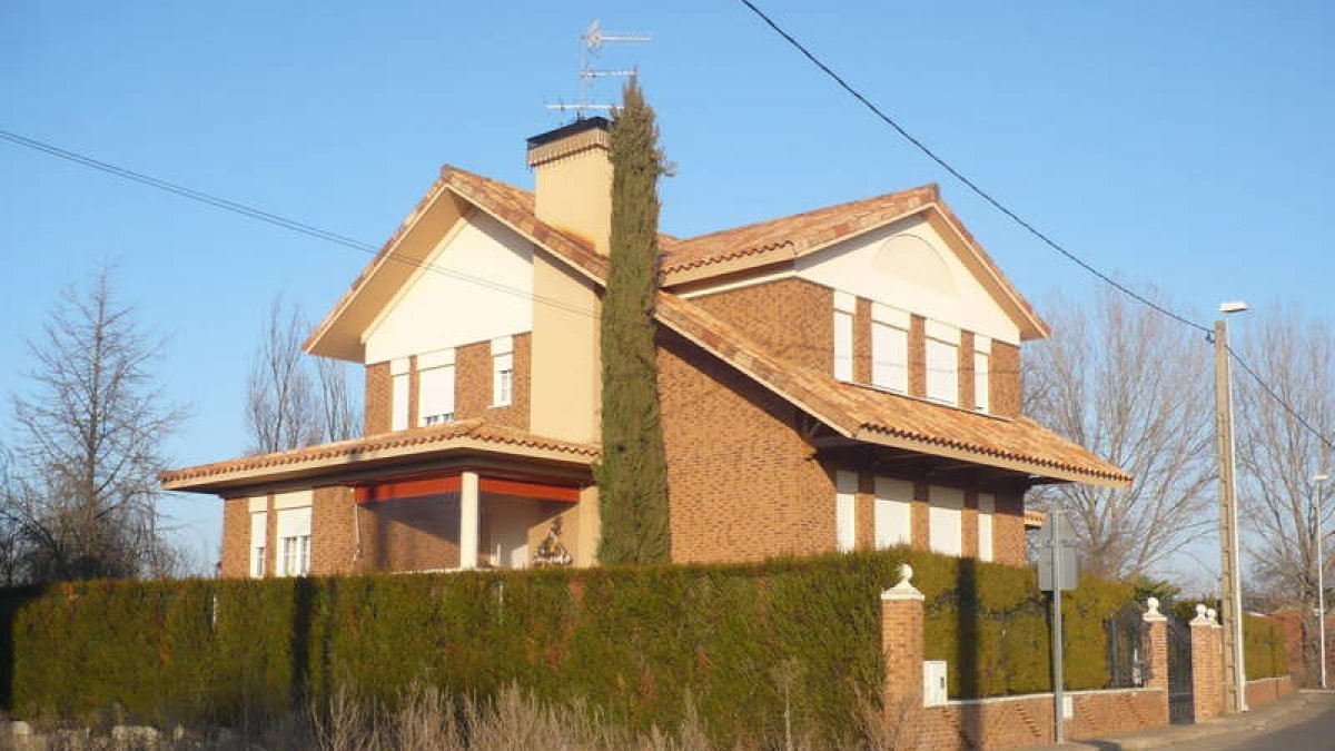 La vivienda de la presunta estafadora en Vilecha permanecía ayer cerrada a cal y canto.