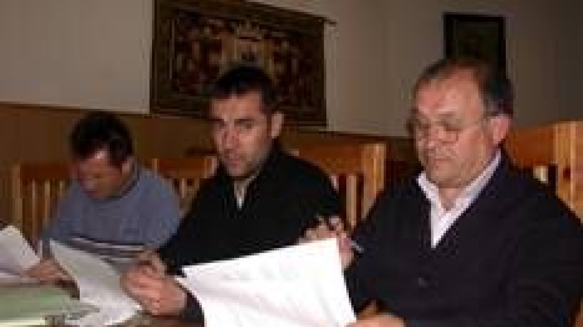 Dos representantes sindicales y el concejal de personal, durante la firma del acuerdo y el convenio