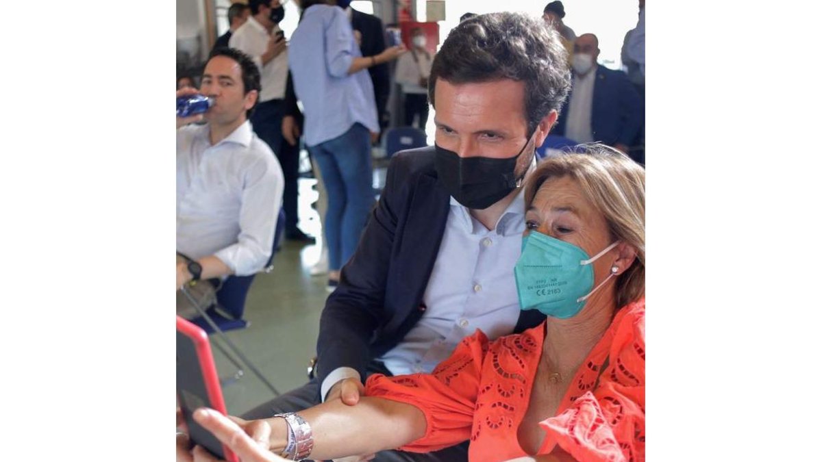 Una mujer se hace un selfie con Casado ante la mirada de Egea. CABAL