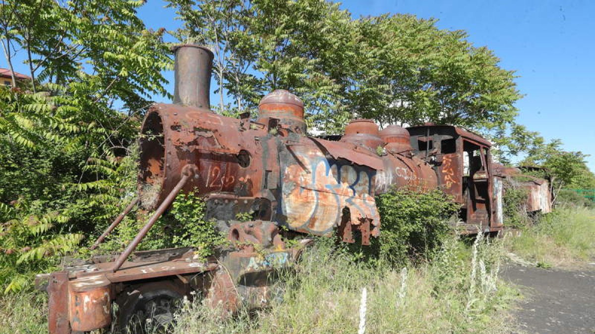 Imagen de las antiguas locomotoras abandonadas en Ponferrada, ayer. L. DE LA MATA