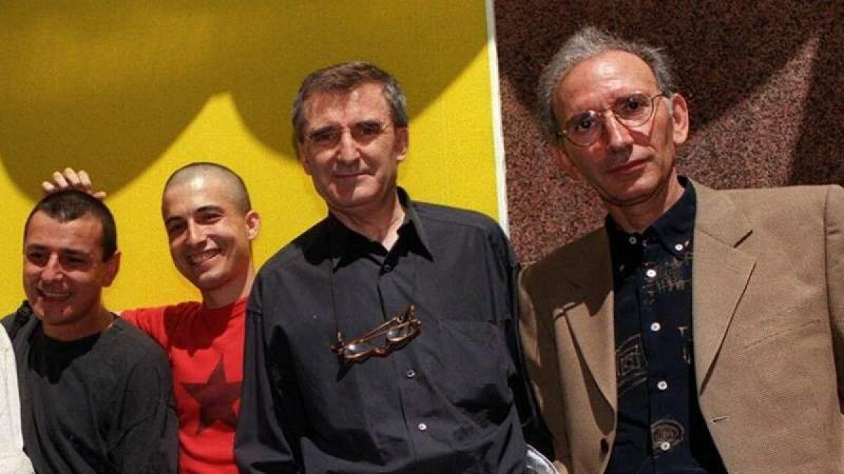 Gerardo Malla, en el centro, junto a Alonso de Santos (dcha.) y parte del elenco de ‘Salvajes’. ÁNGEL DÍAZ