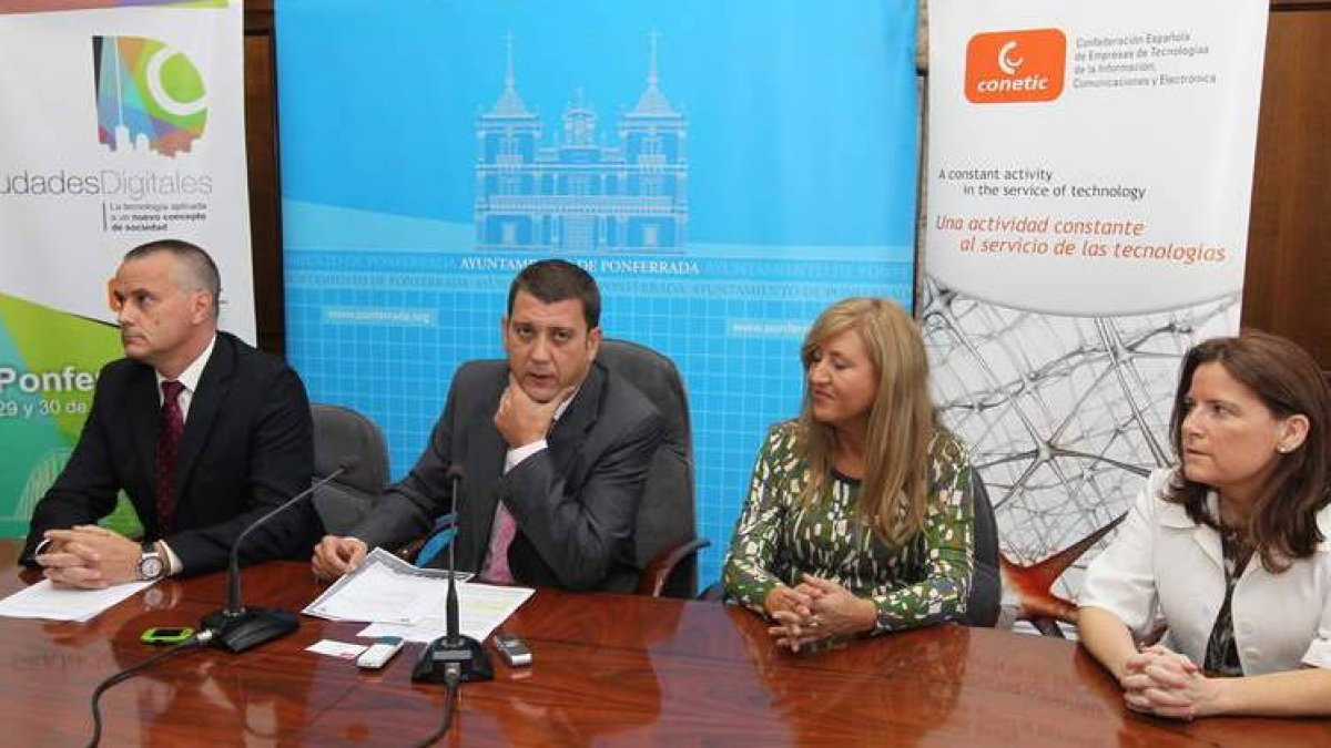 El presidente de Conetic, el alcalde, la edil de Nuevas Tecnologías, y la secretaria de la organización, ayer en la presentación.