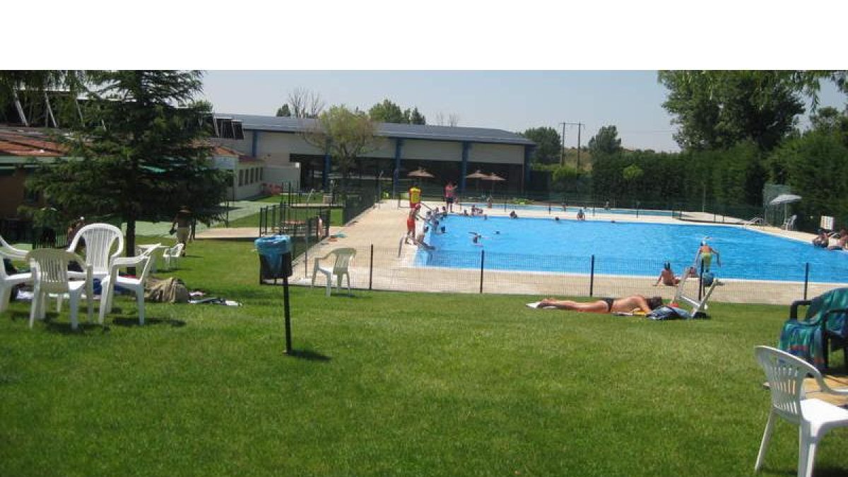 El complejo de verano dispone de dos vasos para el baño y la natación, uno para niños y otro para el resto de usuarios con unas dimensiones de 25×12 metros. RAMIRO