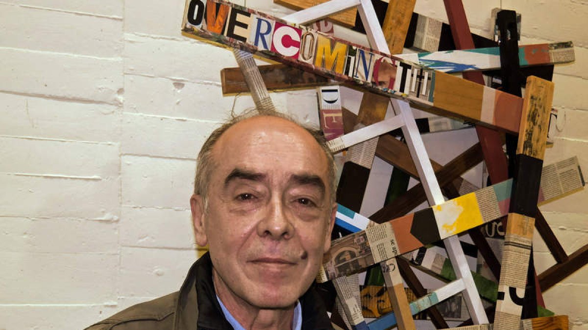 El artista leonés Roberto Díez con una de sus obras. CUEVAS