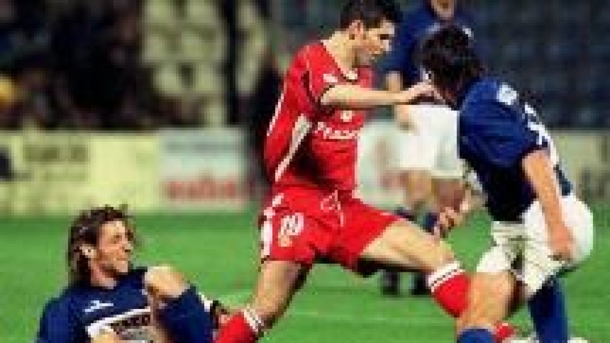 Luque intenta marcharse de Germán y Manolo Pérez, en el partido disputado anoche en el Rico Pérez