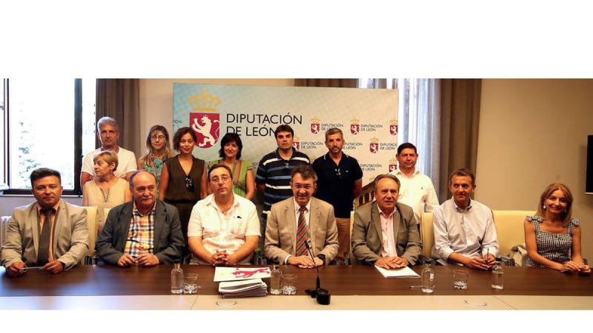 El presidente de la Diputación, Juan Martínez Majo, junto a los representantes de los municipios que cuentan con escuelas. MARCIANO PÉREZ