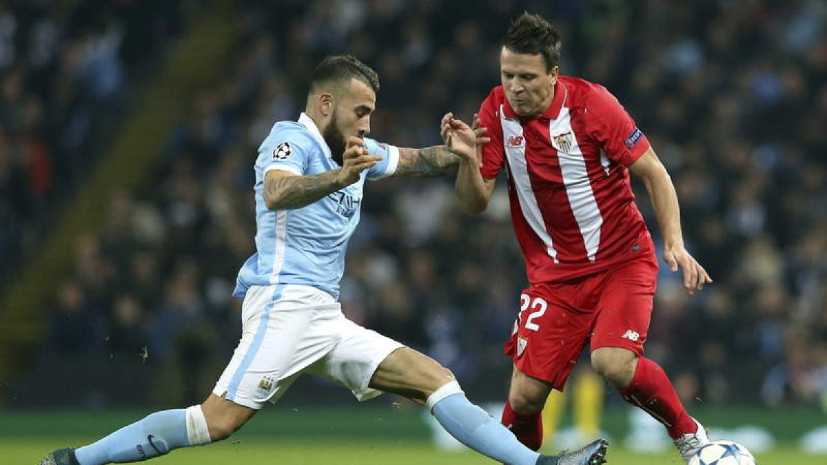 Konoplyanka, autor del gol de Sevilla, regatea a un rival.