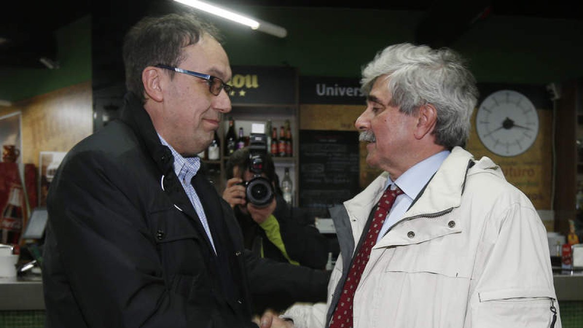 Chamosa felicita al ganador. JESÚS