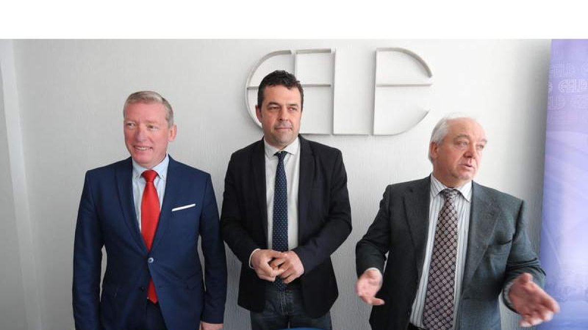 Pedro Jorge Fuertes, Javier Morán y Hermenegildo Fernández en la sede de la asociación empresarial.