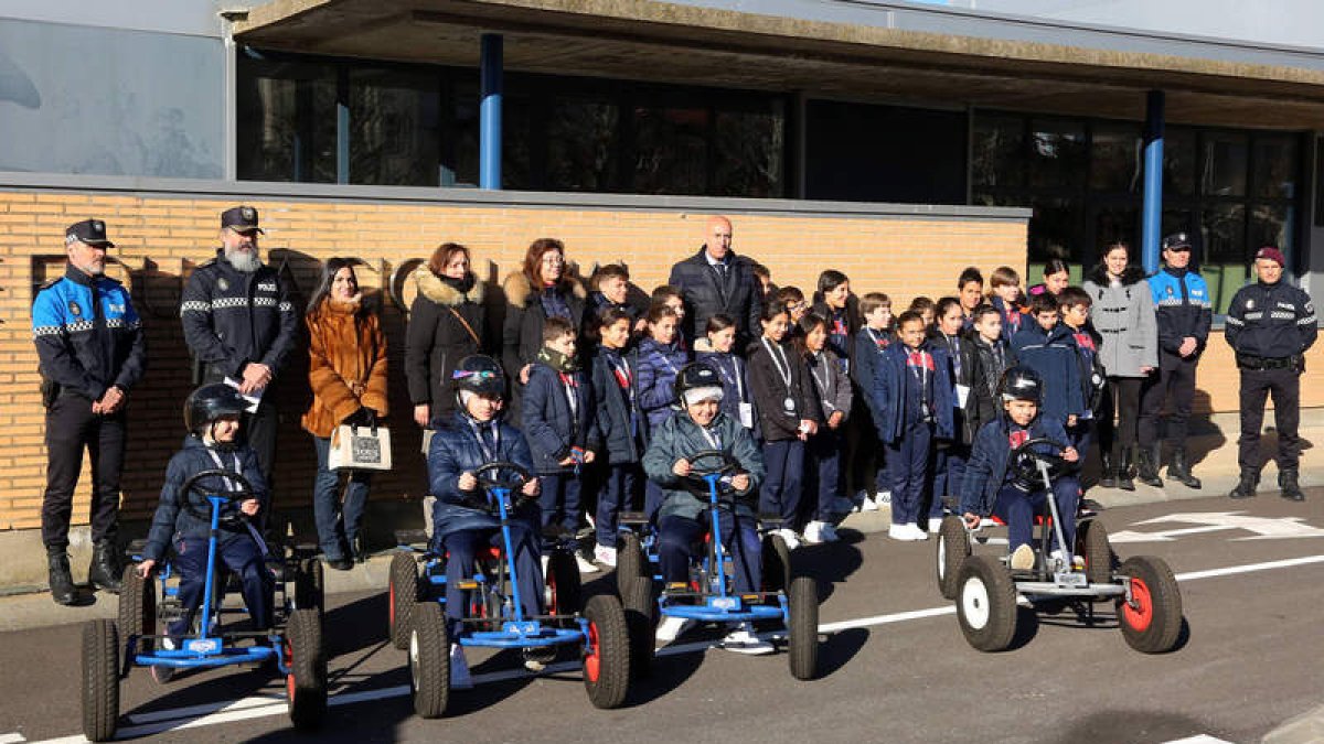 Los escolares, junto a representantes de la Policía Local, el Ayuntamiento y la Jefatura de Tráfico. DL