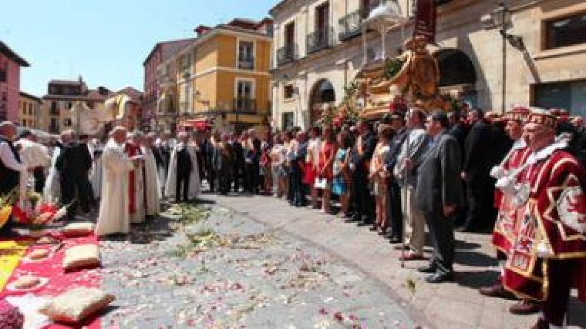 El cortejo, en su parada ante el altar de pétalos de rosas instalado en la plaza de San Martín.