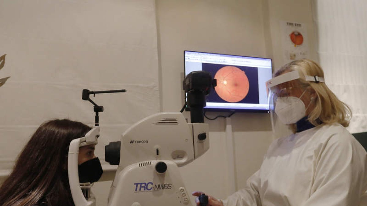 La revisión ocular con la última tecnología constituye uno de los servicios de Óptica Europa. MARCIANO PÉREZ