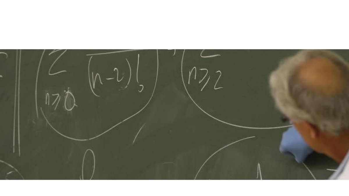 Un profesor dando clases en León
