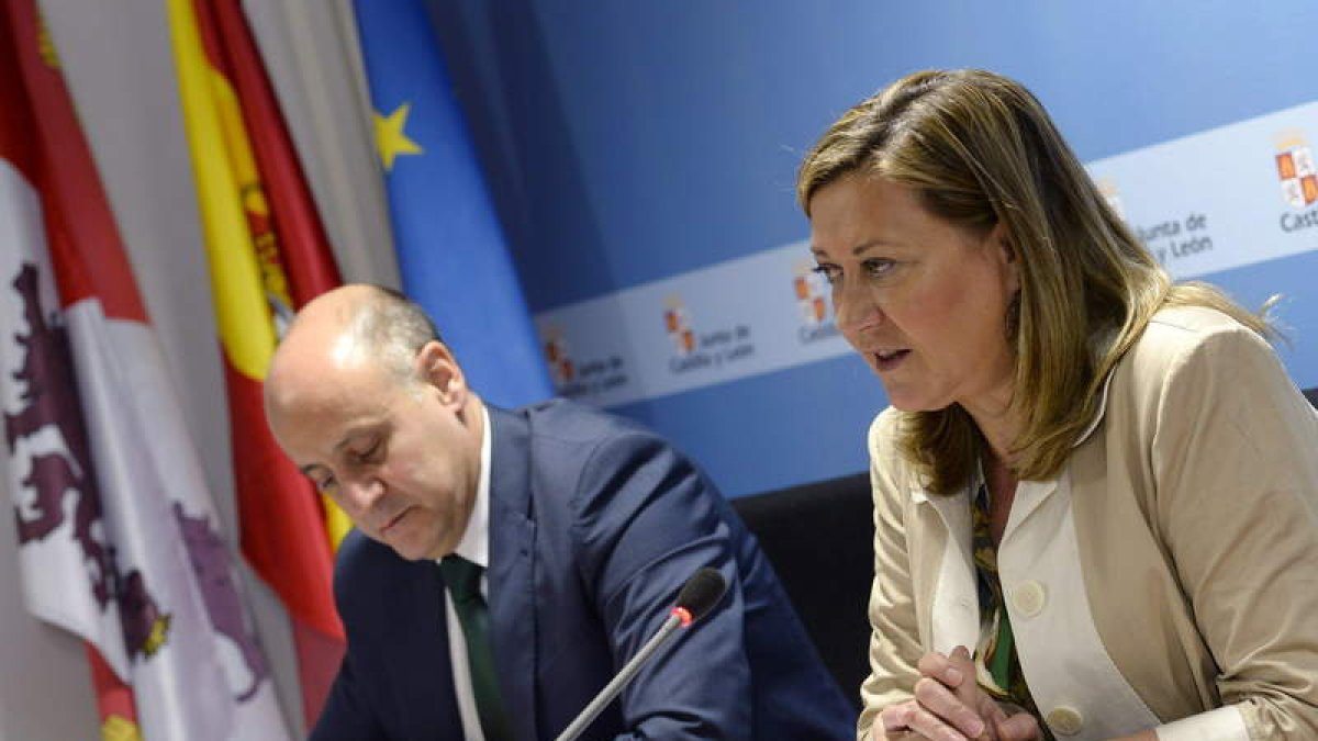 La consejera de Hacienda y el director general de Presupuestos, ayer, en rueda de prensa.