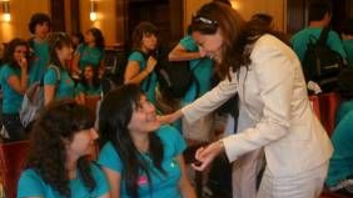 La Concejala de Turismo, Susana Travesí, saluda a dos de las caminantes leonesas
