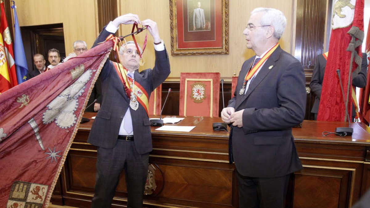 El alcalde impone la Medalla de Oro al pendón, en presencia del regidor de Baeza, Leocadio Marín.
