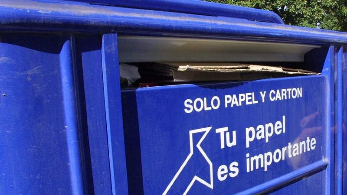 El contenedor de papel y cartón fue el que reportó más beneficios al consistorio. ANA F. BARREDO