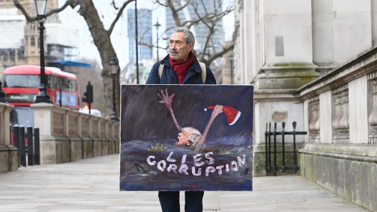 Imagen de un hombre con un cartel satírico. JAVIER AGUIRREZABALAGA
