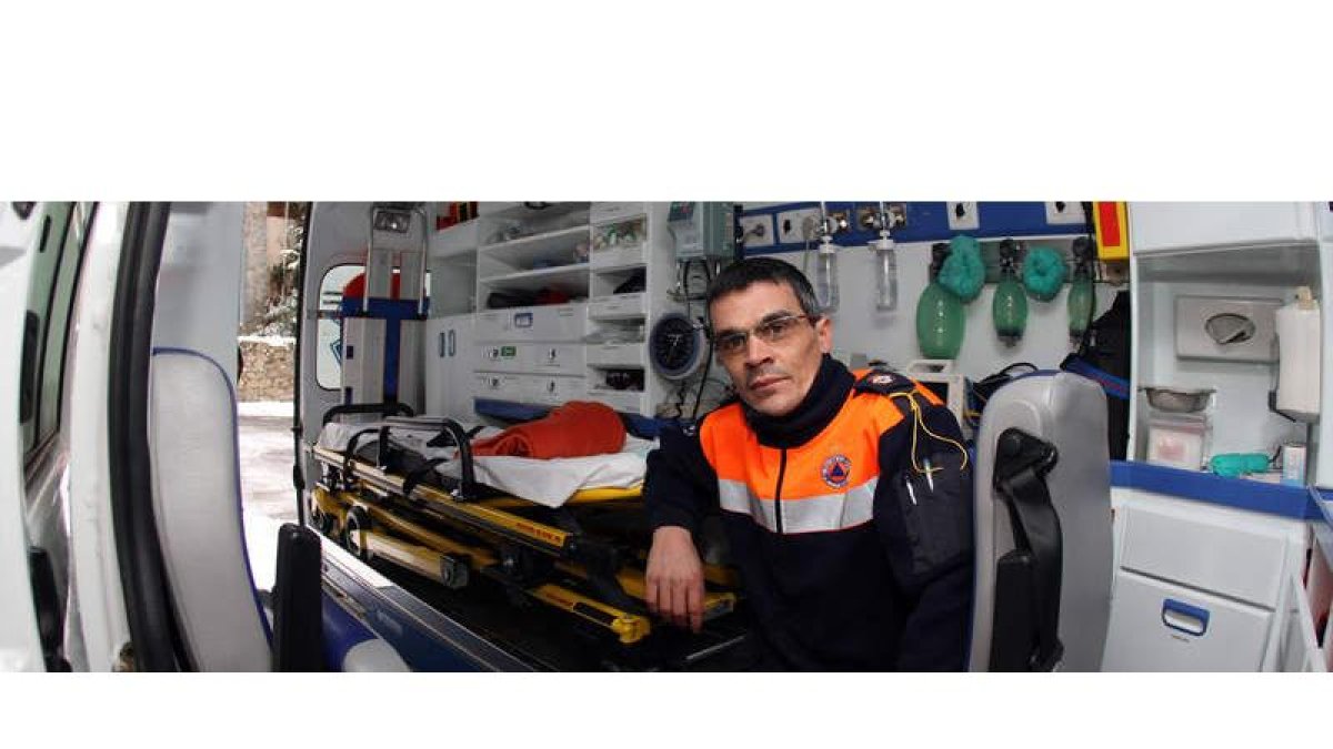 Santiago Mendoza, voluntario de Protección Civil en La Granja.