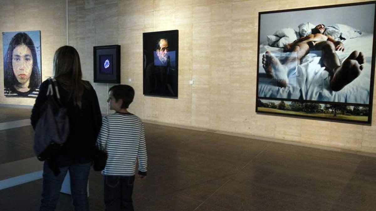 Dos visitantes contemplan alguna de las obras que conforman el nuevo ciclo expositivo del Musac.